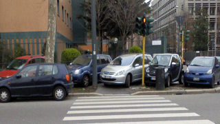 Mercati di quartiere: auto in sosta